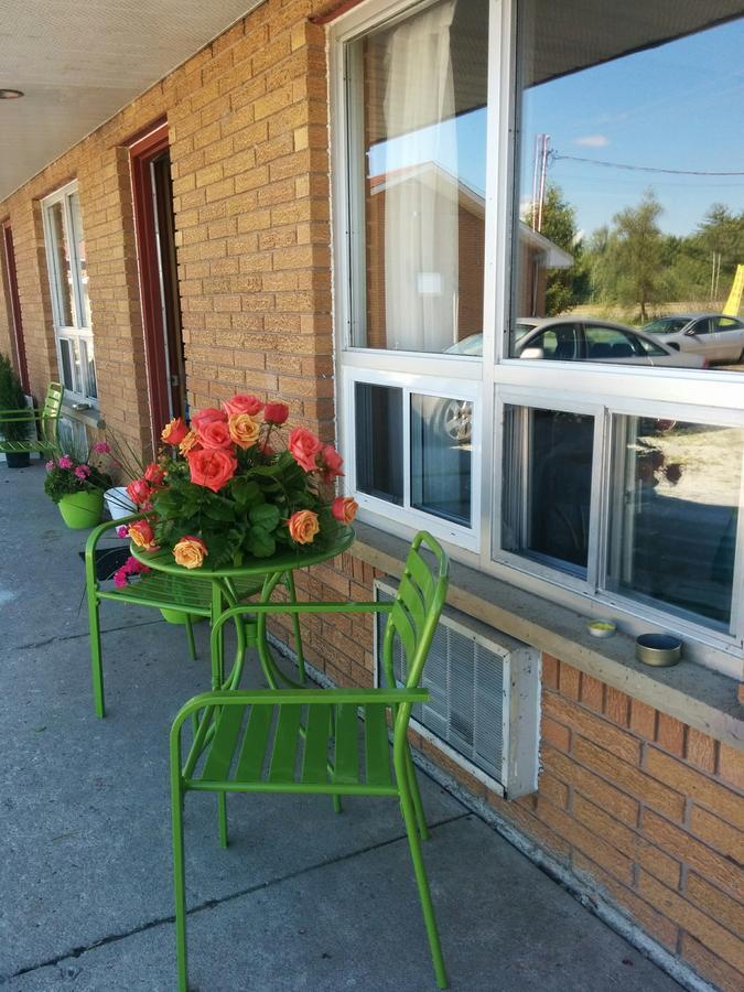 All Tucked Inn Waubaushene Exterior photo